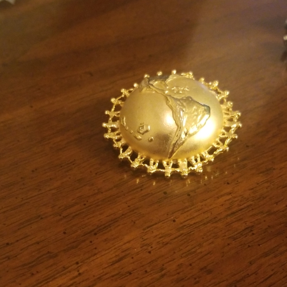 Children on gold tone globe PM 794A